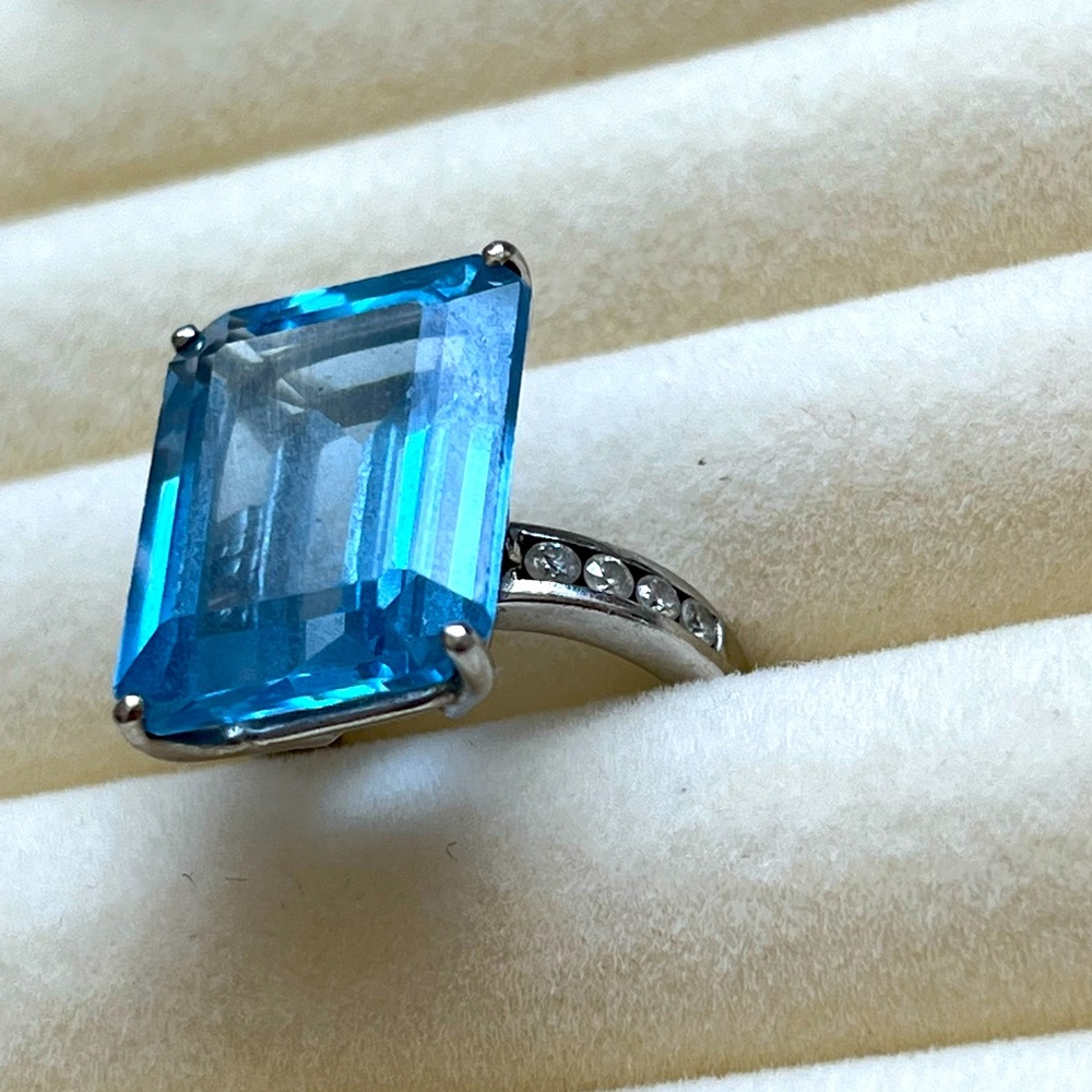 Ring 14k white gold with blue precious stone and diamonds on the side size 4